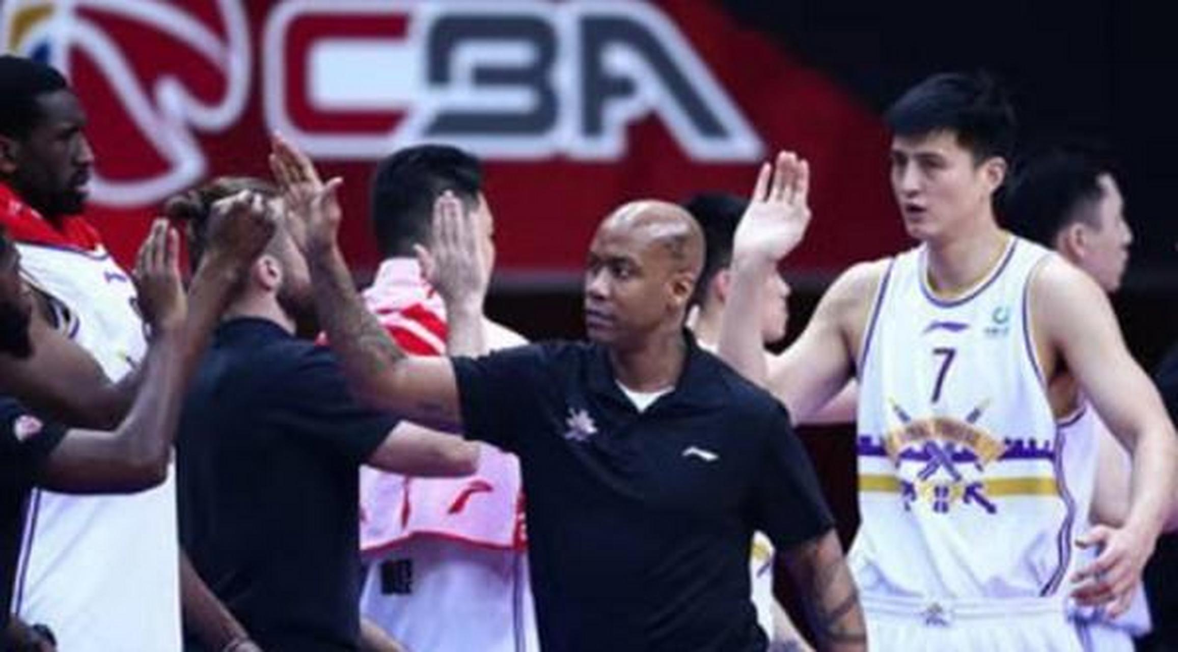 包含CBA季后赛清晨走向成谜；皇家马德里官宣签约；悬念犹存；数据趋势出现新变化的词条